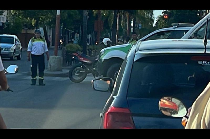 Fuerte accidente entre dos motos dejoacute un herido en pleno centro capitalino