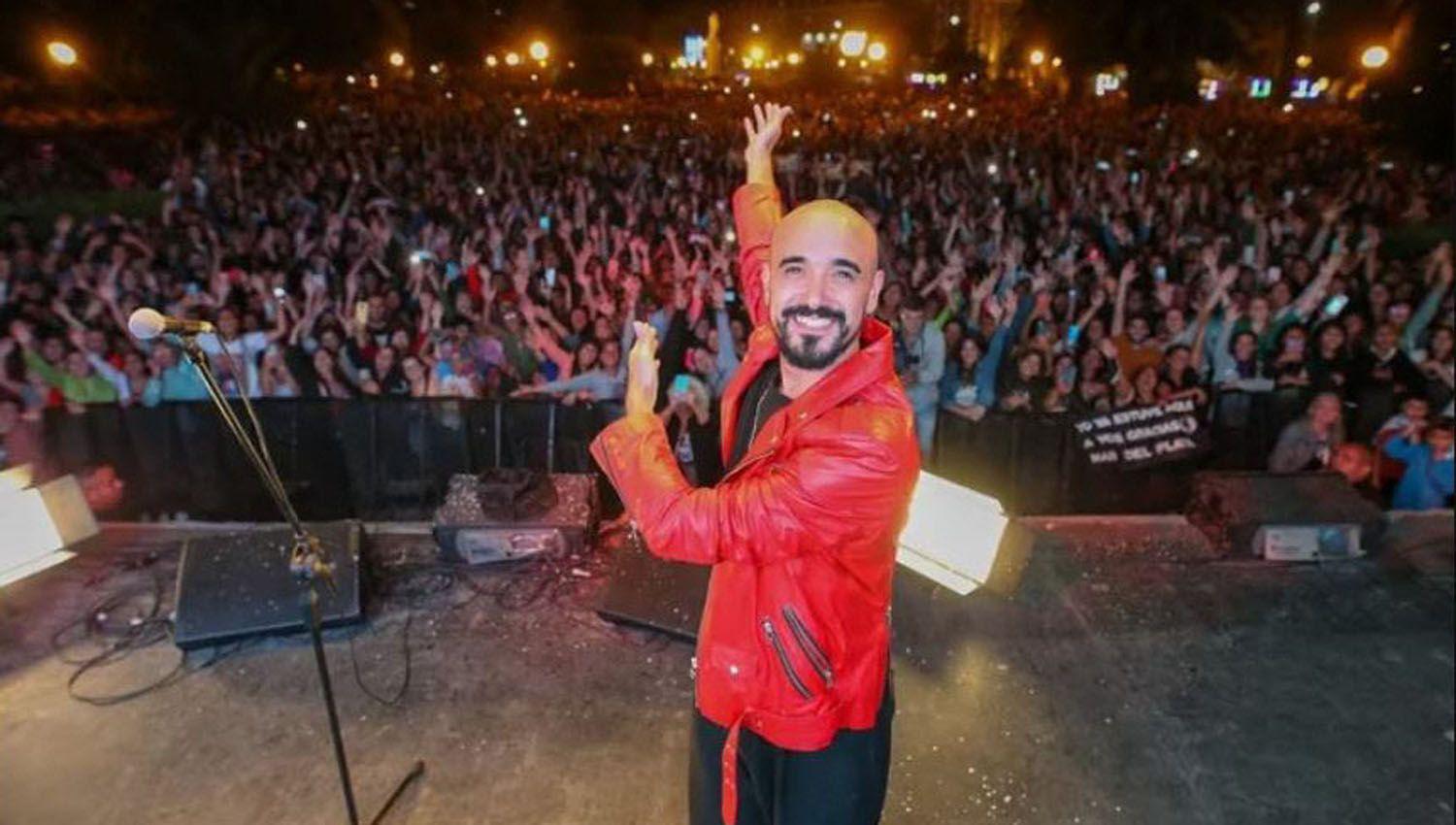 Abel Pintos regaloacute un show a 50 mil almas