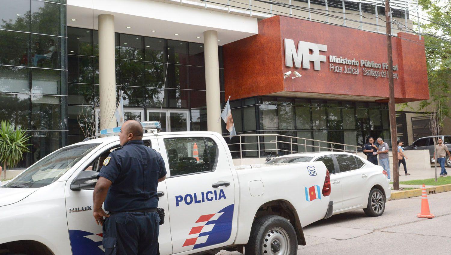 Le envioacute una nota con una amenaza a su ex en una caja con un cadete