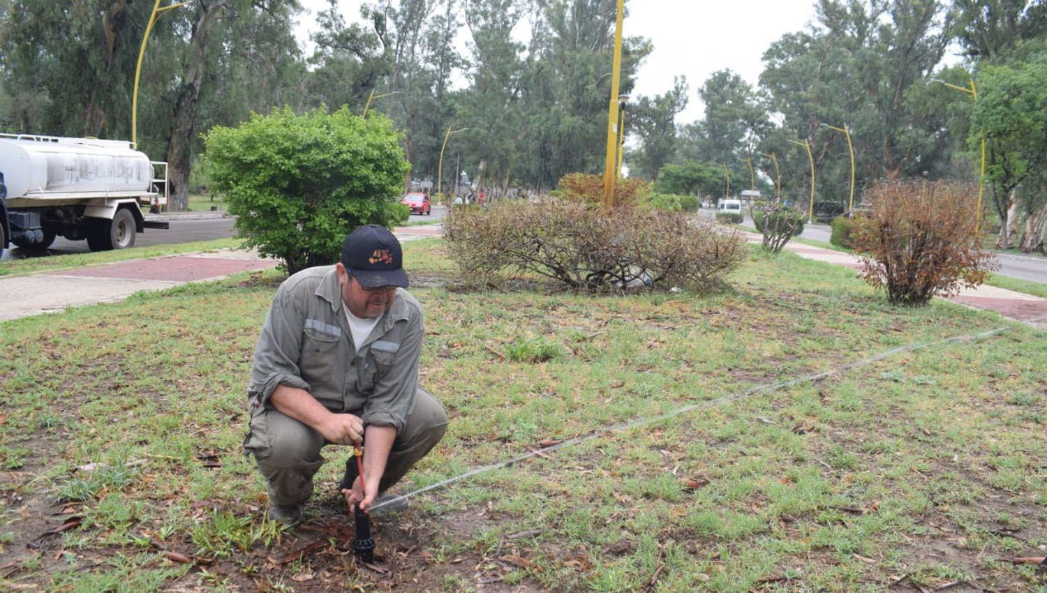 La Municipalidad trabaja para ampliar el riego por aspersioacuten en el parque Aguirre