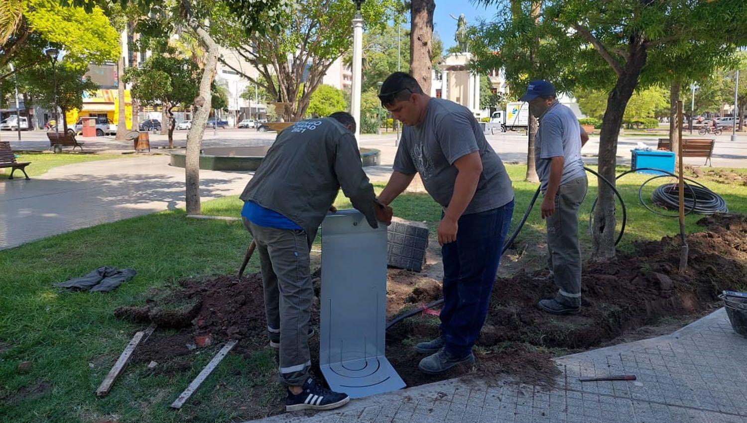 La Municipalidad colocoacute modernos bebederos en la plaza San Martiacuten