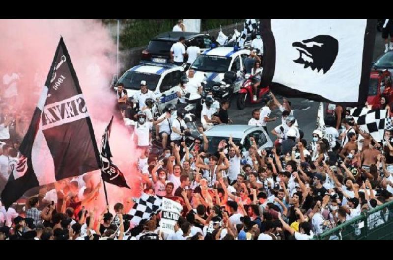 iexclCon el Diego no-  hinchada de Spezia se burloacute de la muerte de Maradona en la derrota ante Napoli