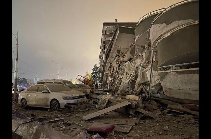 VIDEOS  Edificios derrumbados miles de personas heridas y con peacuterdidas totales tras el sismo en Turquiacutea