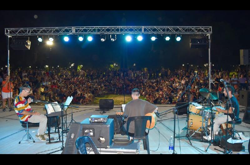 Leo Genovese presentoacute su show en el Parque del Encuentro