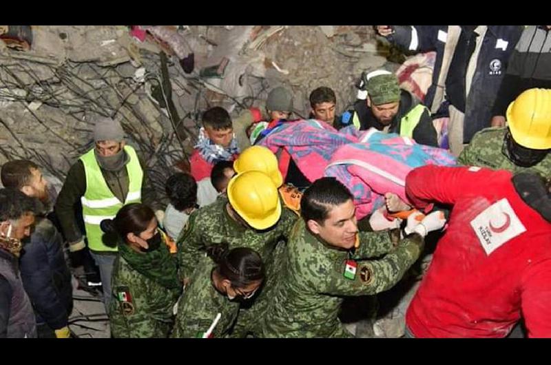 VIDEO  Impresionante rescate de una mujer que pasoacute maacutes de 100 horas sepultada tras el sismo en Turquiacutea