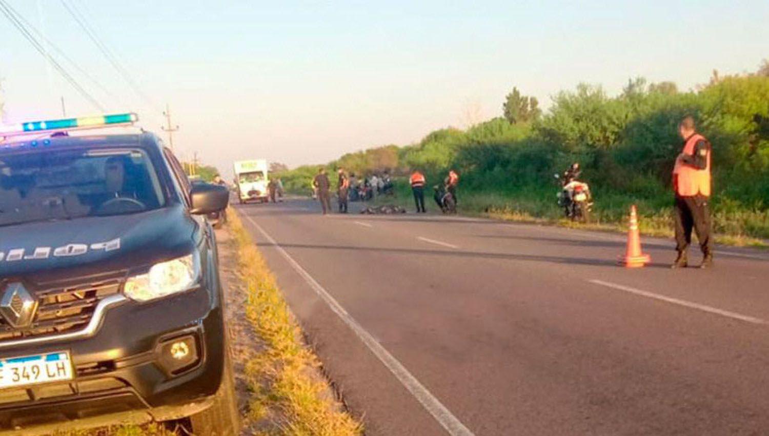 Motociclista que embistioacute una bicicleta de atraacutes cayoacute y murioacute