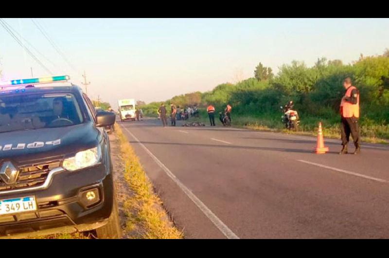 Motociclista que embistioacute una bicicleta de atraacutes cayoacute y murioacute