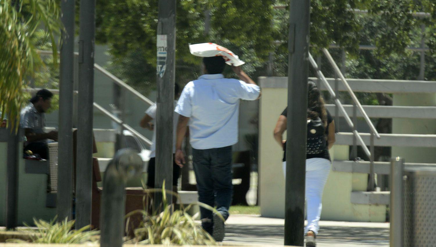 Se anuncian probables tormentas y una maacutexima de 41 grados para  en Santiago