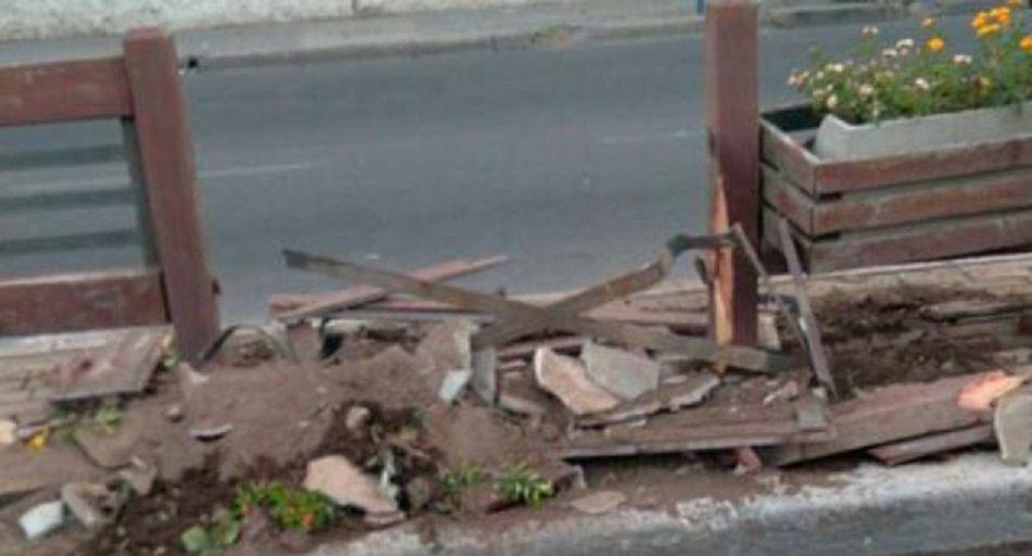 Un joven de 23 antildeos se durmioacute y destrozoacute un cantero en plena Avenida Belgrano