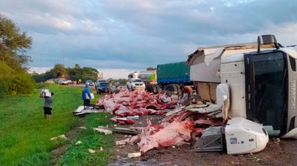 Un camioacuten del frigoriacutefico Forres - Beltraacuten volcoacute en la ruta 9 y la gente se apoderoacute de 12000 kilos de carne