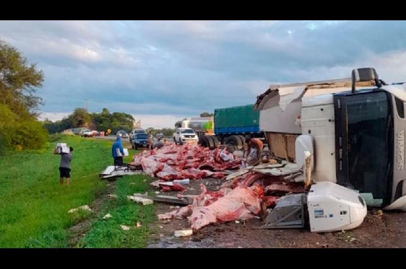 Un camioacuten del frigoriacutefico Forres - Beltraacuten volcoacute en la ruta 9 y la gente se apoderoacute de 12000 kilos de carne