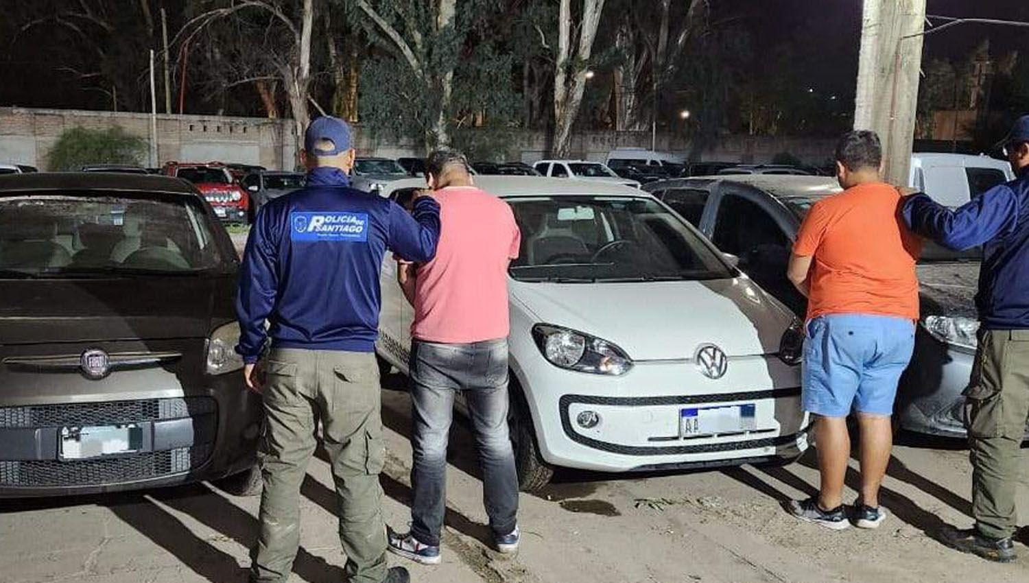 Viajaban al interior y vendiacutean autos robados o adulterados