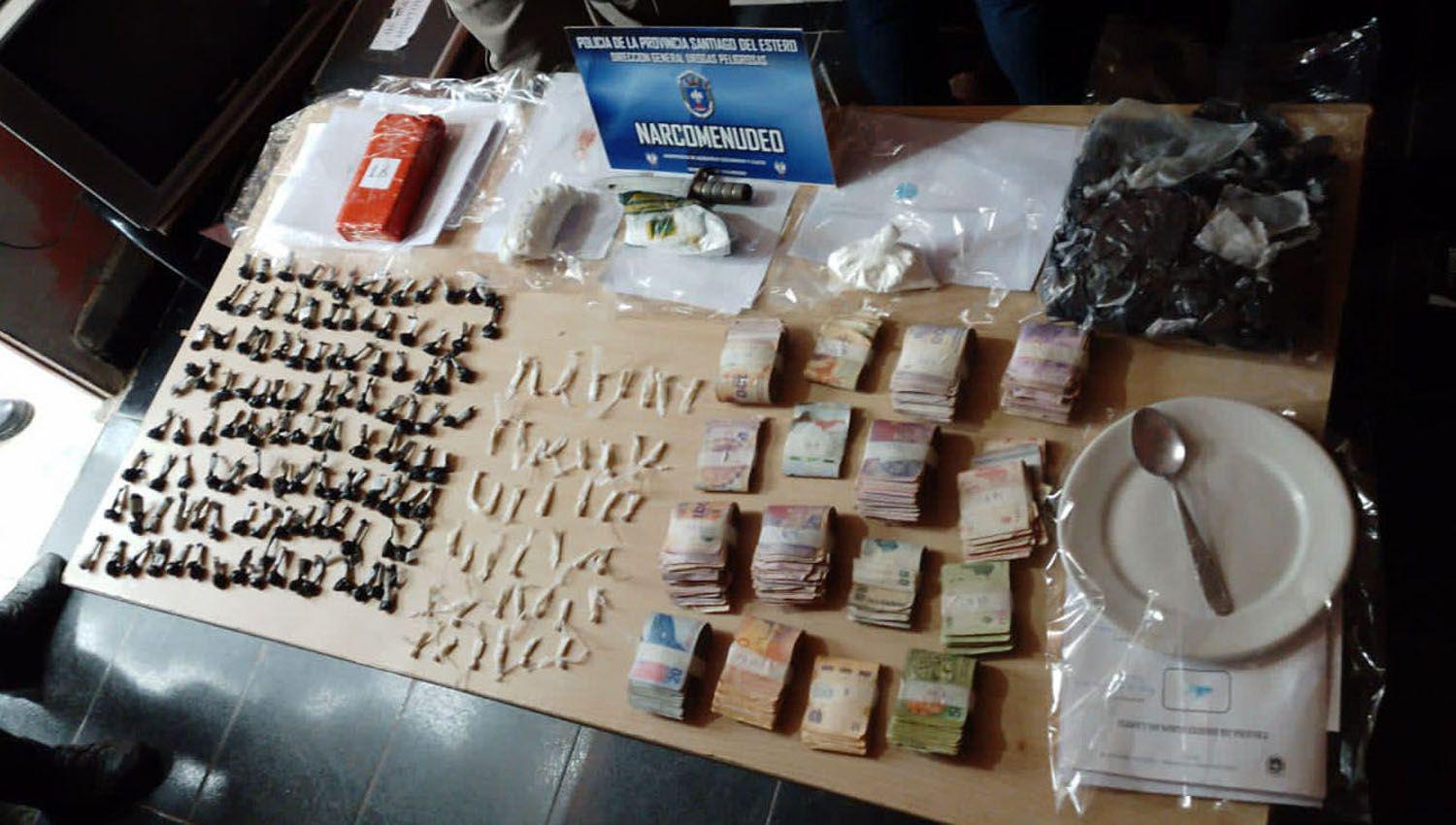 Dos hermanos y un empleado presos por vender cocaiacutena y marihuana frente a un playoacuten