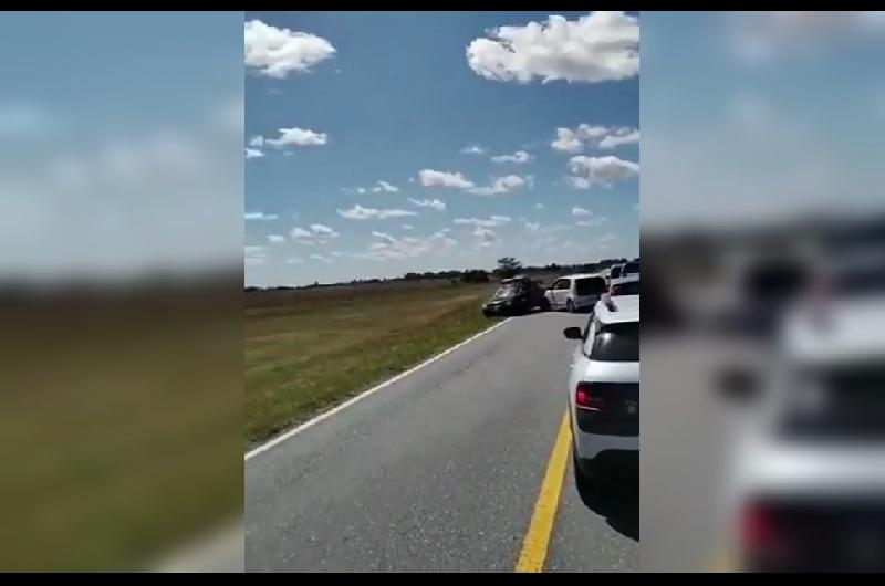 VIDEO  Imprudente se adelantoacute en doble fila y casi no vive para contarla