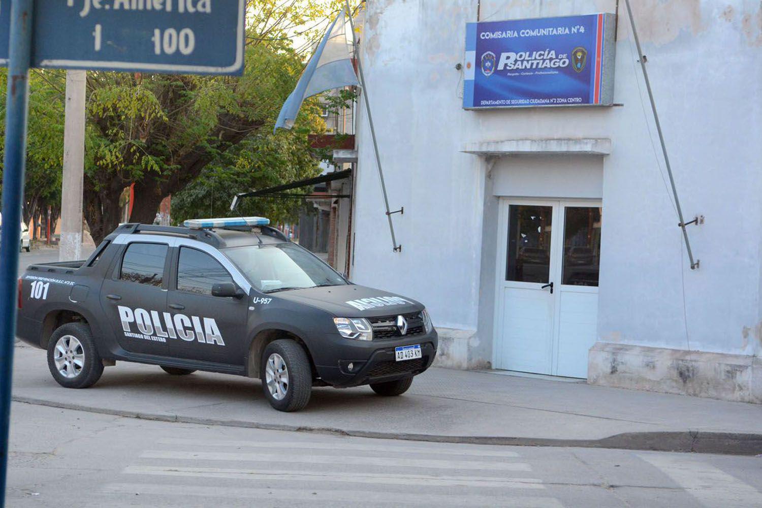 Esperaba en la vereda de una vivienda y fue blanco de un asalto