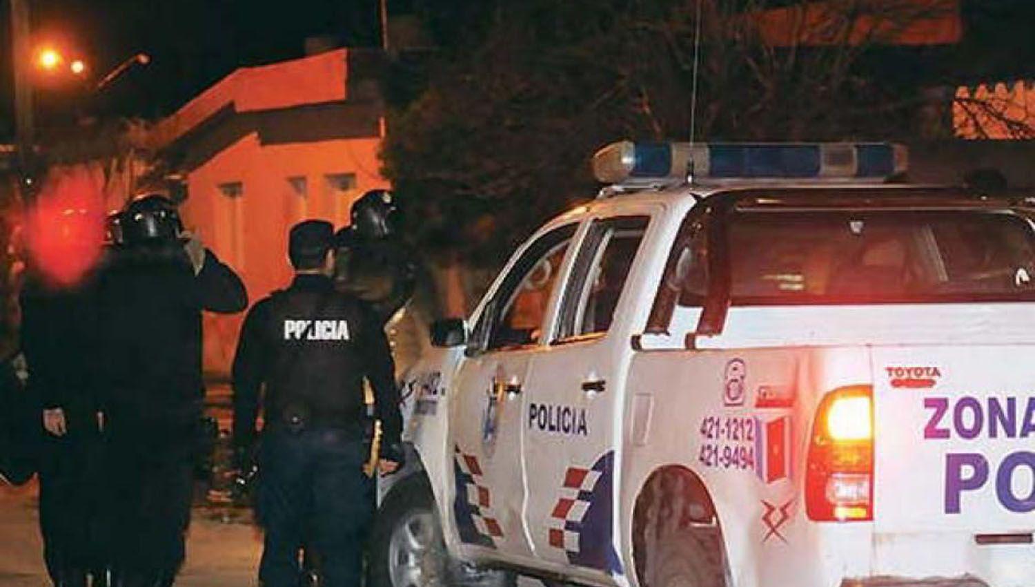 Guardiacaacutercel va a un cumple en lo de su ex y se tajea la frente con cuchillo