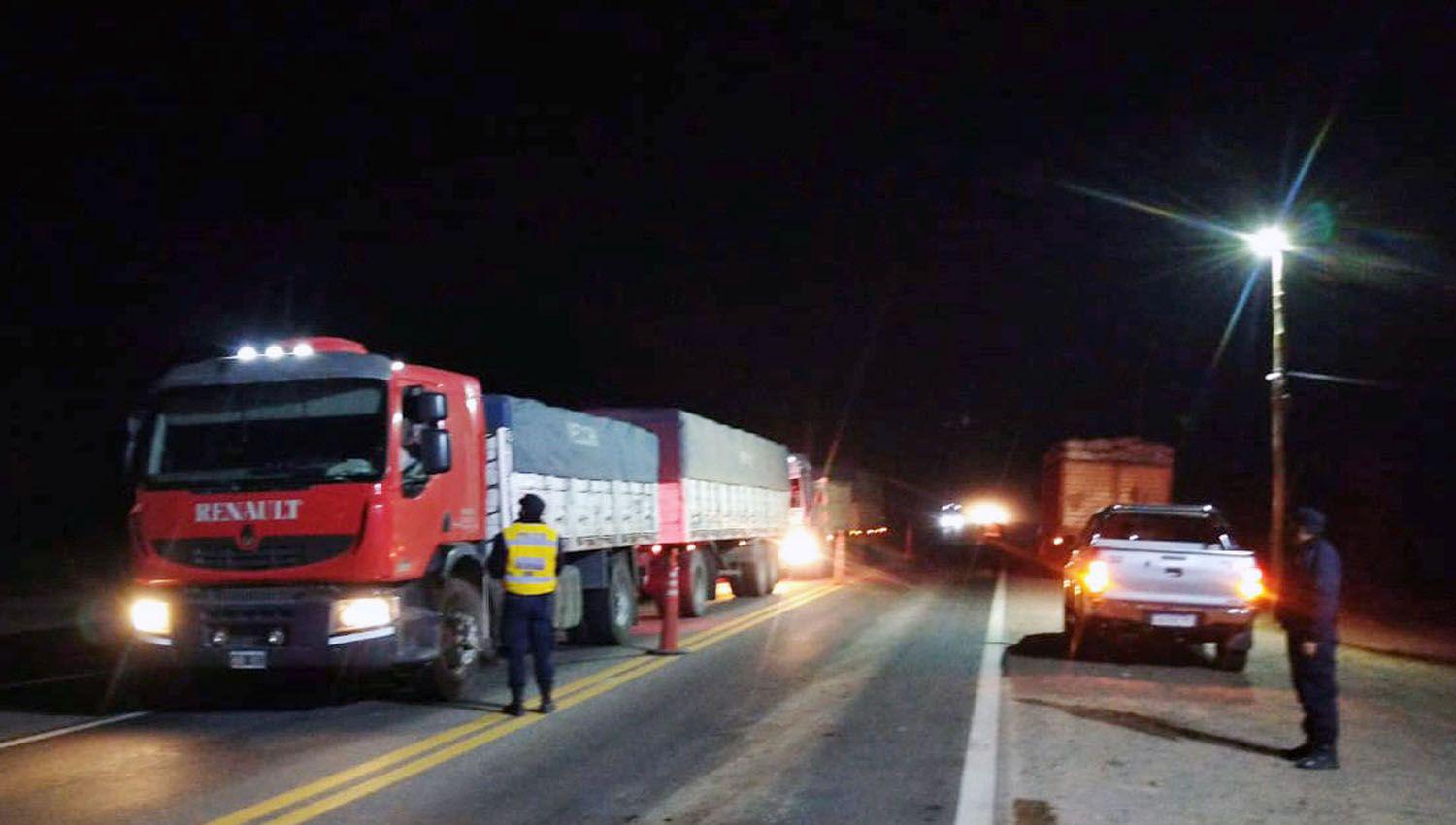 Encapuchados asaltan a un camionero le roban 200000 y 2 celulares