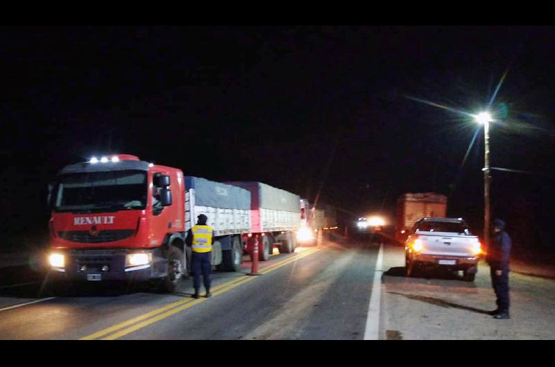 Encapuchados asaltan a un camionero le roban 200000 y 2 celulares