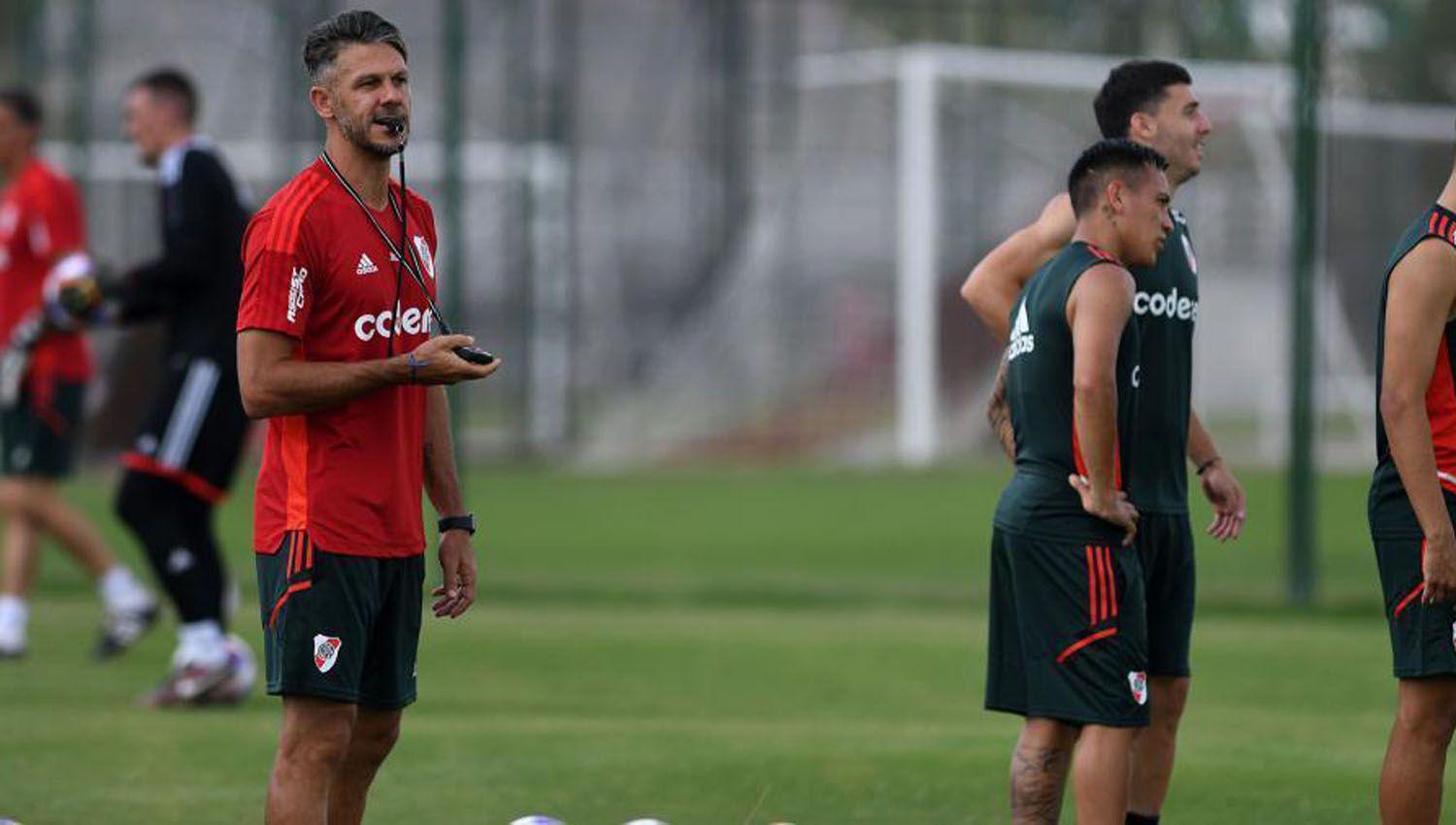 Los constantes cambios de Demichelis que no le encuentra la vuelta al equipo