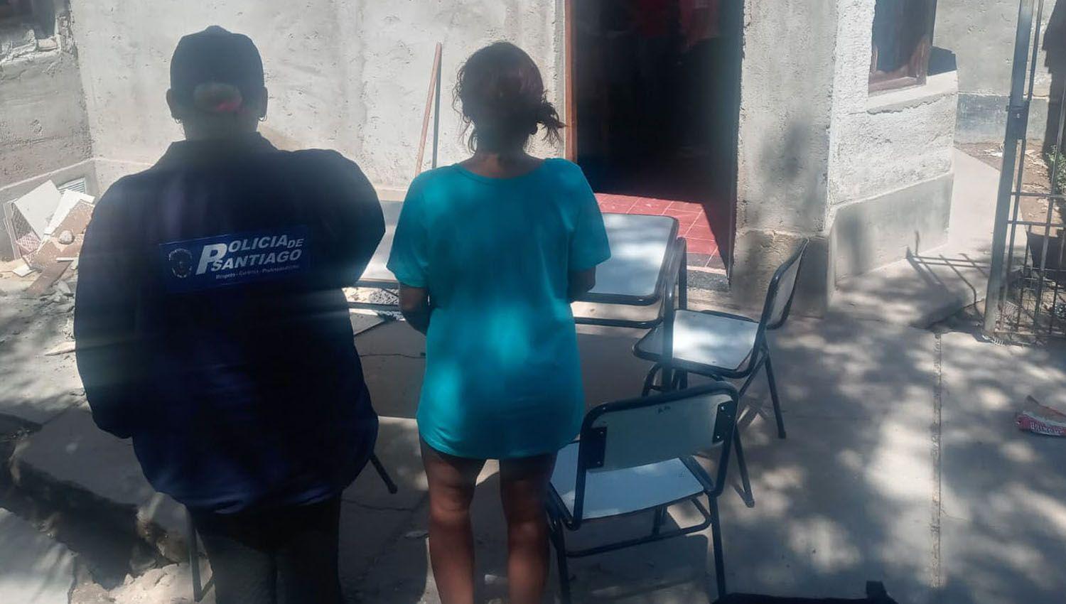 Otra joven mujer cayoacute presa por vender en Facebook bienes otorgados por el Gobierno