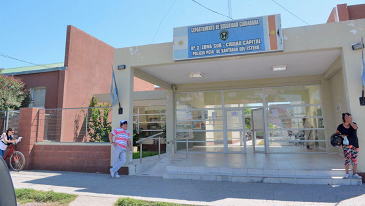 Un cabo quiso reconquistar a su ex docente a trompadas