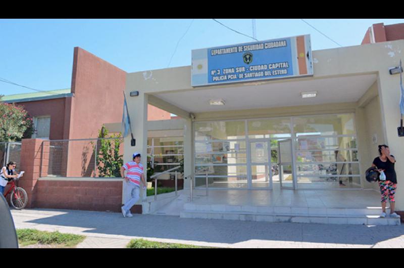 Un cabo quiso reconquistar a su ex docente a trompadas