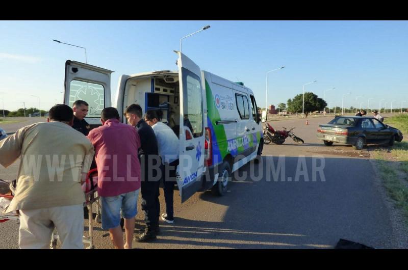 VIDEO  Impactante choque entre una moto y un auto dejoacute a un joven herido de gravedad