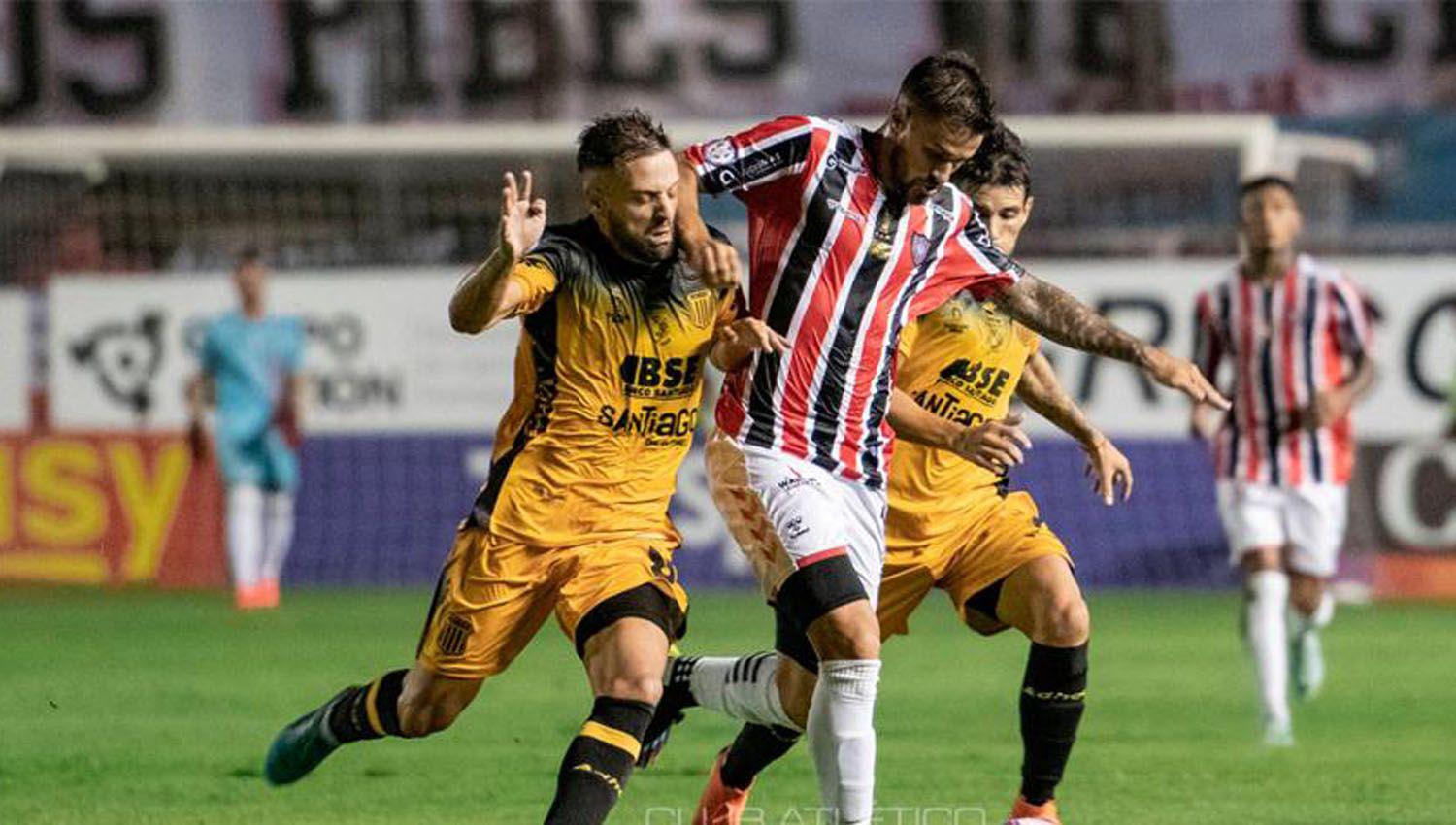 Mitre rescatoacute un punto sobre el final ante Chacarita