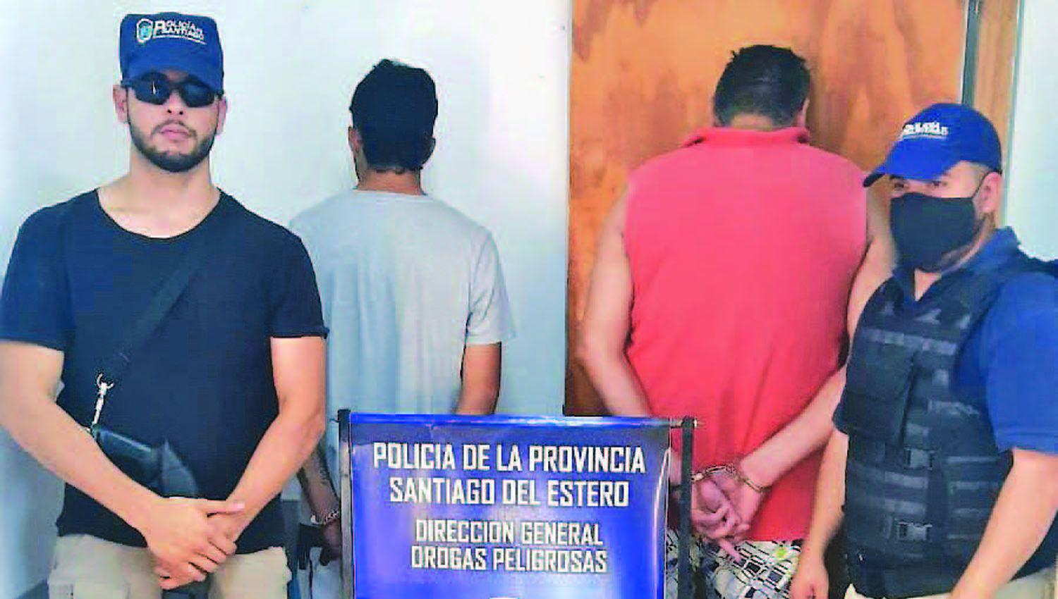 Dos dealers termentildeos fueron apresados con droga y dinero