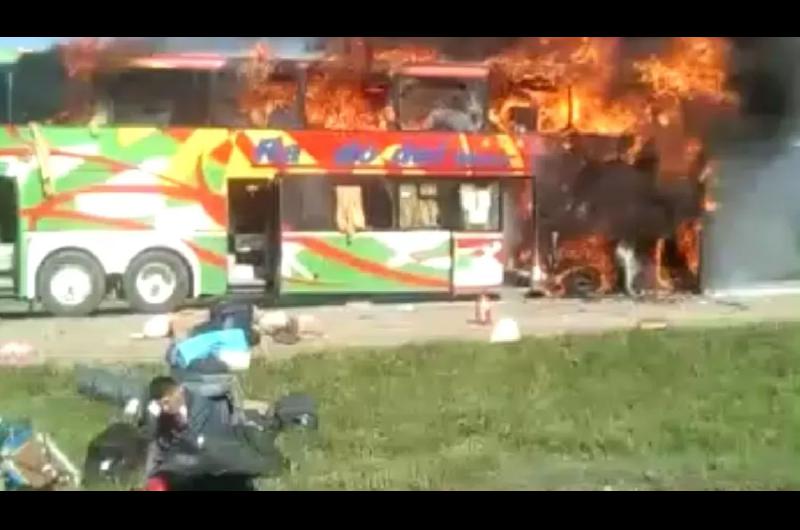 VIDEO- Trabajadores atrapados en un colectivos en llamas