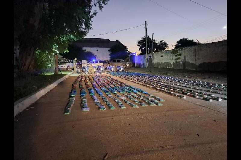 VIDEO  Gendarmes secuestraron maacutes de 1300 kilos de hojas de coca que eran trasladados a La Banda