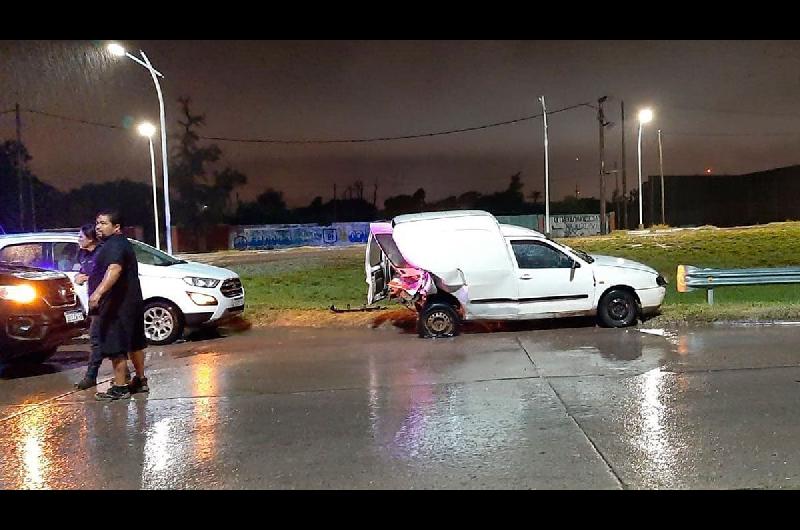 Un choque entre camionetas demoroacute el traacutensito en la Autopista