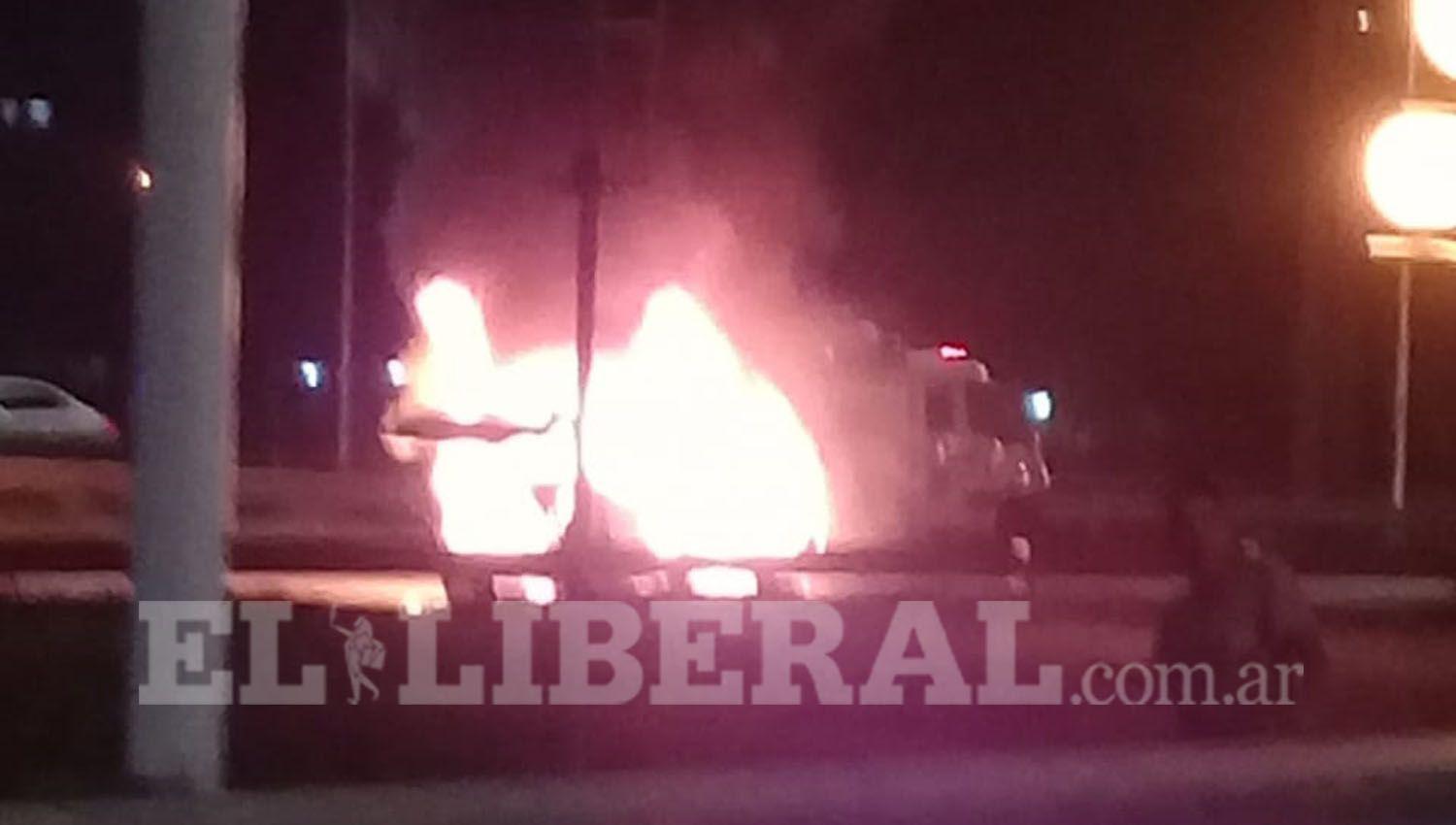 VIDEO- Un auto se prendioacute fuego en la autopista y causoacute paacutenico entre los conductores