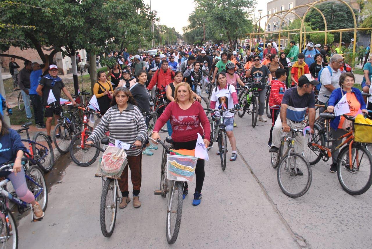 FOTOS  Una multitud participoacute de la 39deg edicioacuten del Viacutea Crucis en bicicleta y moto