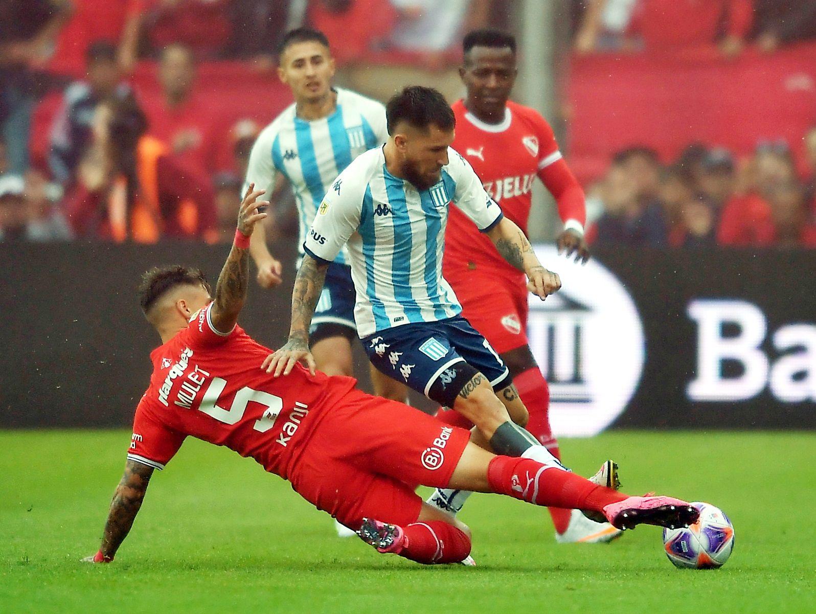 Independiente empatoacute con Racing en el debut de Zielinski y en un claacutesico de Avellaneda con poleacutemica