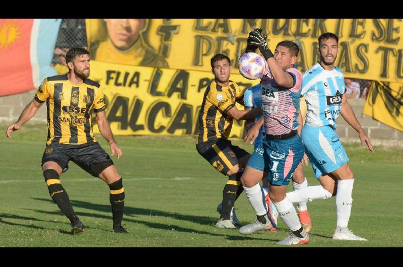 Mitre no pudo con Riestra y sigue afuera de los puestos del Reducido