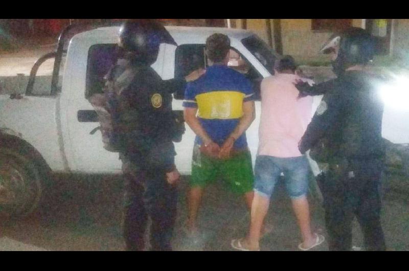 Dos dealers uno buscado por violencia de geacutenero fueron atrapados con marihuana