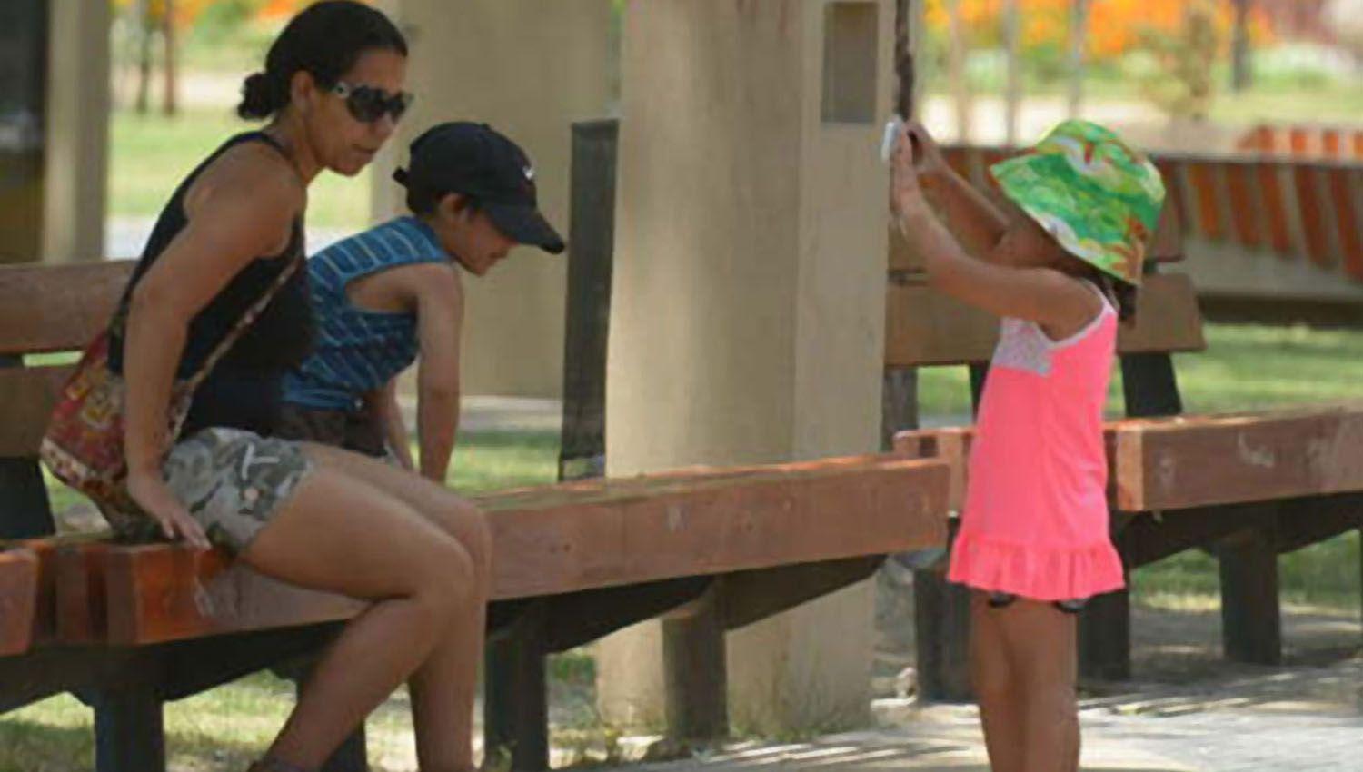 En pleno otontildeo vuelve el calor y la temperatura llegaraacute a 30deg