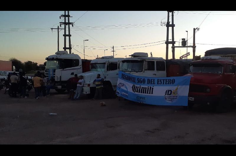 Sin acuerdo- Transportistas cortan rutas en Santiago