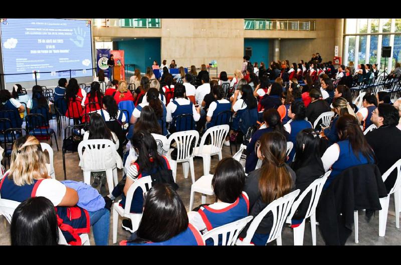 La Municipalidad capacitoacute a docentes de jardines de infantes que dependen de la Capital sobre la inclusioacuten de alumnos con TEA