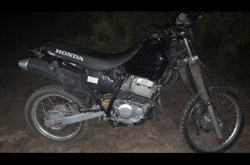 Secuestran una moto abandonada en una zona montuosa