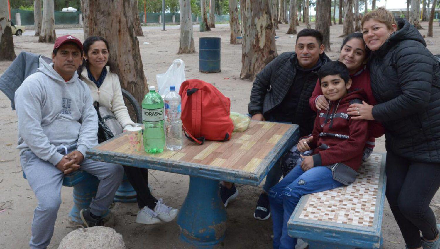 Los santiaguentildeos y una tradicioacuten- celebraron el Diacutea del Trabajador en el Parque al aire libre