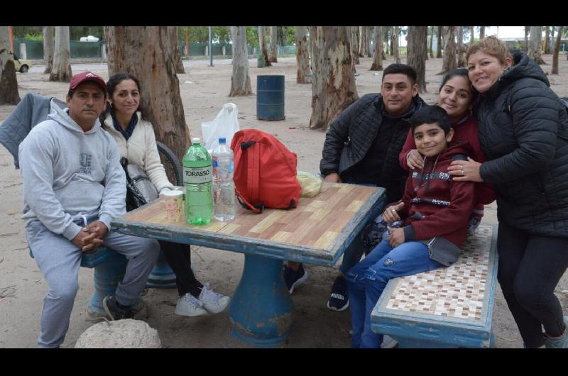 Los santiaguentildeos y una tradicioacuten- celebraron el Diacutea del Trabajador en el Parque al aire libre