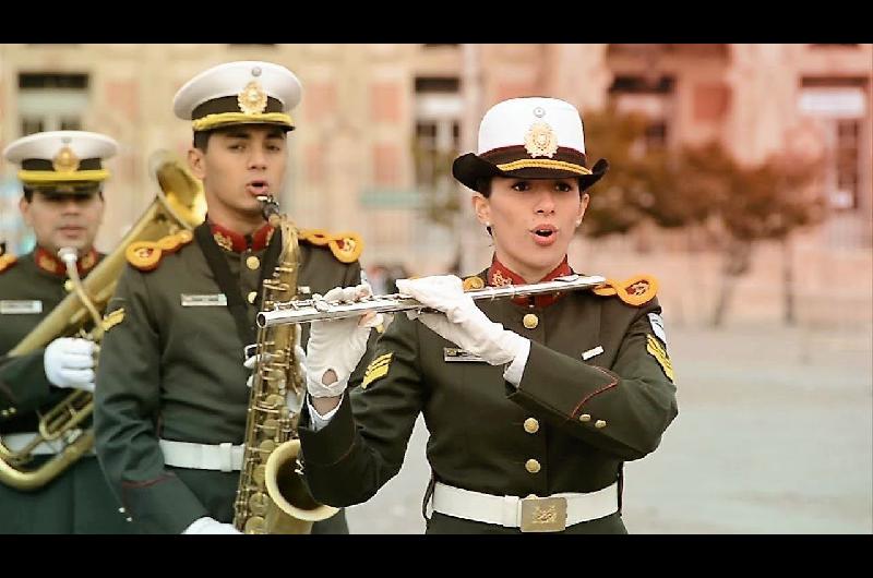 VIDEO- Emocionante interpretacioacuten del Himno Nacional Argentino por gendarmes