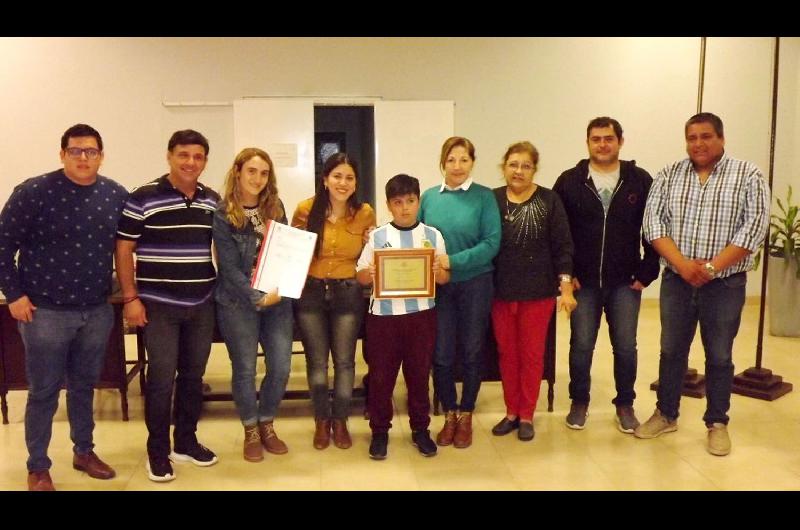 Jahir Eliacuteas el nintildeo fernandense campeoacuten de BMX recibioacute una placa de reconocimiento