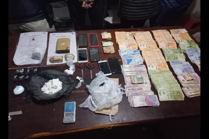 Allanan cinco domicilios y desbaratan una banda que vendiacutea drogas- teniacutean casi un milloacuten de pesos en su poder