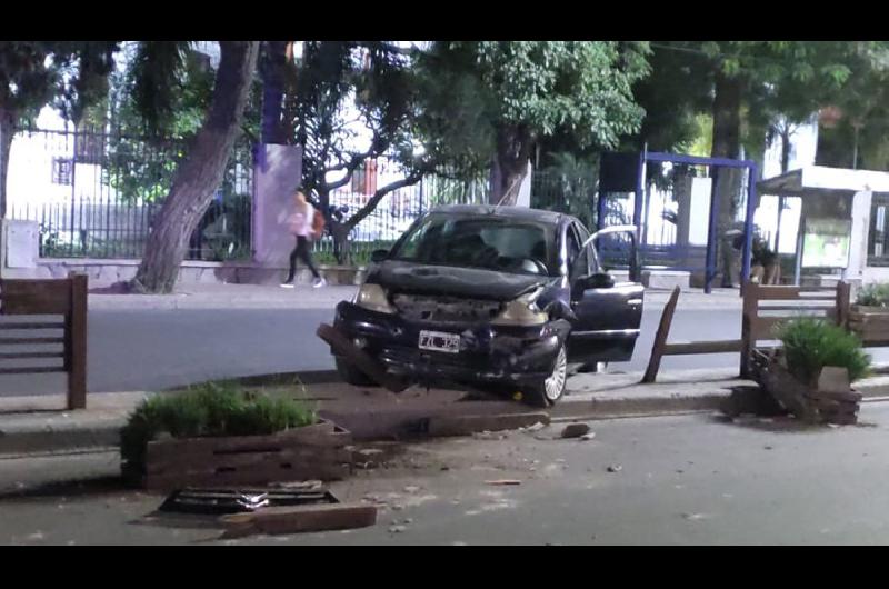 Perdioacute el control de su auto en plena avenida Belgrano y terminoacute lesionado