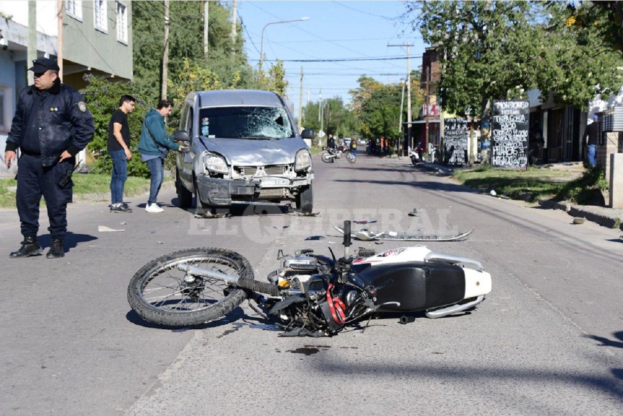 Fuerte choque alteroacute la mantildeana en el barrio Coloacuten- un motociclista fue trasladado de urgencia al hospital