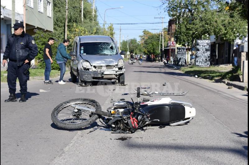 Fuerte choque alteroacute la mantildeana en el barrio Coloacuten- un motociclista fue trasladado de urgencia al hospital