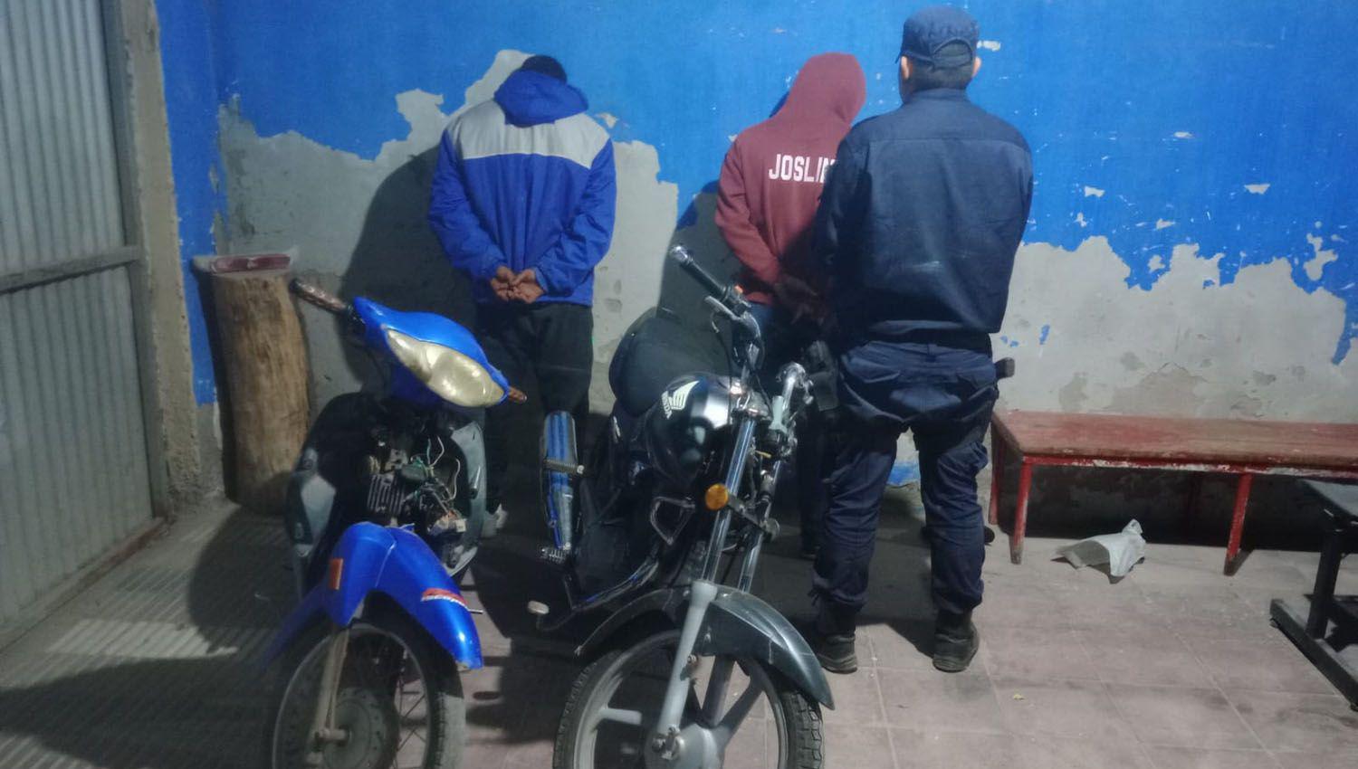 Detienen a dos personas por el robo de una moto